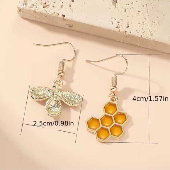 🔥FINAL REDUCTION! BEE & HONEYCOMB MISMATCHED DROP EARRINGS BRAND NEW! - Picture 3 of 5